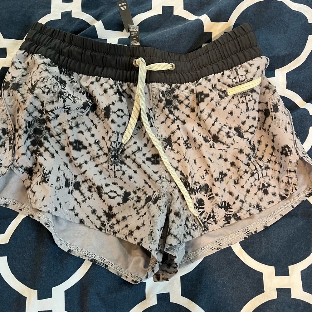 Vuori womens clementine 2.0 shorts 2.5 inseam